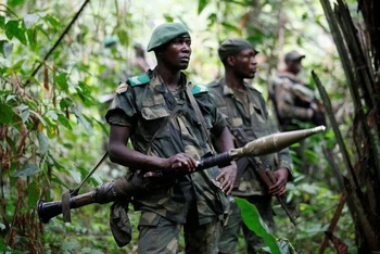 Binh sĩ Cộng hòa dân chủ Congo tuần tra chống phiến quân Lực lượng Dân chủ đồng minh (ADF) ở tỉnh Bắc Kivu. (Ảnh: REUTERS)