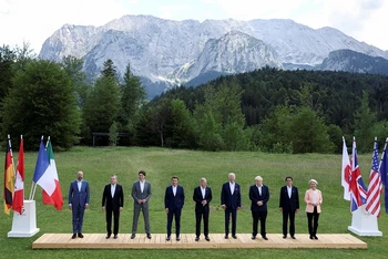 Các lãnh đạo G7 cùng Chủ tịch Ủy ban châu Âu và Chủ tịch Hội đồng châu Âu chụp ảnh chung tại lâu đài Schloss Elmau, địa điểm tổ chức Hội nghị thượng đỉnh G7, Đức, ngày 26/6/2022. (Ảnh: REUTERS)