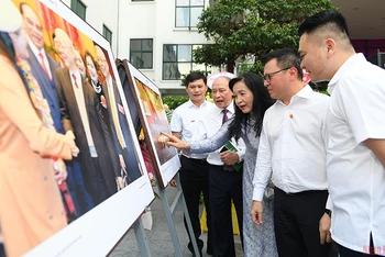 Tổng Biên tập Báo Nhân Dân Lê Quốc Minh cùng các đại biểu tham quan triển lãm. Ảnh: THÀNH ĐẠT