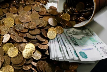 Đồng tiền giấy và tiền xu ruble của Nga. (Ảnh: REUTERS)