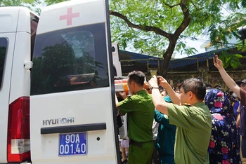 Các nạn nhân bị mắc kẹt trong đám cháy được giải cứu thành công và đưa đi cấp cứu kịp thời tại Bệnh viện đa khoa tỉnh Hà Nam, nhờ đó sức khỏe các bệnh nhân đã ổn định. 