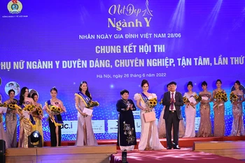 Ban tổ chức trao Giải đặc biệt cho thí sinh Phạm Thị Chung (Bệnh viện Bạch Mai).