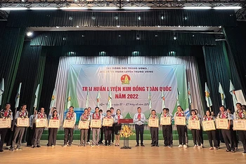 Đại diện Ban Tổ chức Trại huấn luyện Kim Đồng toàn quốc trao Bằng khen tặng 15 trại sinh có thành tích xuất sắc.