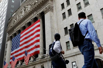 Người dân đi qua Sở giao dịch chứng khoán New York (NYSE). (Ảnh minh họa: Reuters)