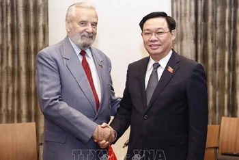 Chủ tịch Quốc hội Vương Đình Huệ và Chủ tịch Hội Hữu nghị Hungrary-Việt Nam Botz László. (Ảnh: DOÃN TẤN/TTXVN)