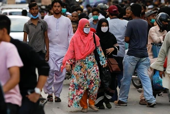 Người dân đeo khẩu trang trên đường phố Karachi, Pakistan. (Ảnh: REUTERS)