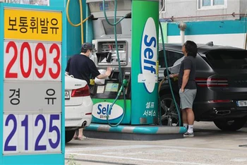 Người dân đổ xăng tại trạm xăng ở Seoul (Hàn Quốc) ngày 17/6/2022. (Ảnh: AFP/TTXVN)