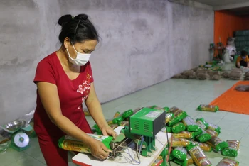 Hoạt động đóng gói miến tại một cơ sở chế biến ở xã Côn Minh, huyện Na Rì. (Ảnh: NGỌC TÚ)