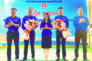 Các đồng chí Nguyễn Tiến Hưng và Đào Đức Việt (thứ 2 và 4 từ trái qua) nhận nhiệm vụ mới.
