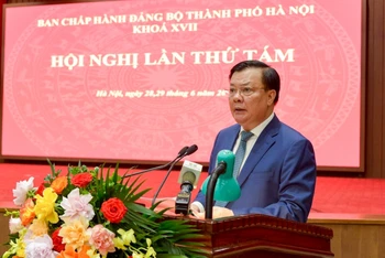 Đồng chí Đinh Tiến Dũng, Ủy viên Bộ Chính trị, Bí thư Thành ủy Hà Nội phát biểu tại hội nghị.