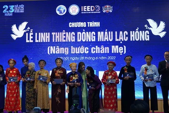 Đại diện các Mẹ Việt Nam Anh hùng, các gia đình có công nhận quà tặng từ chương trình. 