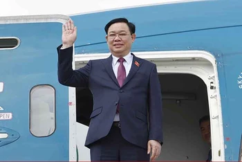 Chủ tịch Quốc hội Vương Đình Huệ đến sân bay quốc tế London Heathrow. (Ảnh: TTXVN)