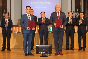 Chủ tịch Quốc hội Vương Đình Huệ và lãnh đạo các bộ, ban, ngành Việt Nam và Hungary đã chứng kiến lễ trao 9 Biên bản ghi nhớ (MOU) hợp tác giữa các trường đại học của hai nước. (Nguồn: VOV)