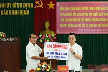 Đồng chí Lê Quốc Minh, Ủy viên Trung ương Đảng, Tổng Biên tập Báo Nhân Dân tặng 5 bộ máy tính cho Hội Nhà báo Việt Nam tỉnh Bình Định. 