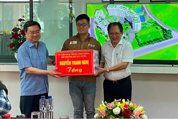 Bộ trưởng Xây dựng Nguyễn Thanh Nghị tặng quà cho công nhân Công ty TNHH MTV Hóa chất Đức Giang-Lào Cai.