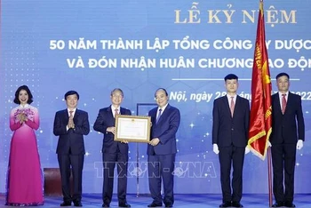 Chủ tịch nước Nguyễn Xuân Phúc trao tặng Huân chương Lao động hạng Nhất cho Tổng công ty Dược Việt Nam. (Ảnh: Thống Nhất /TTXVN)