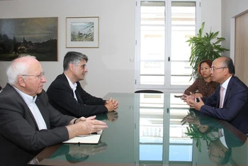 Đại sứ Đinh Toàn Thắng trao đổi với Thị trưởng François Guy Trébulle về việc phối hợp kỷ niệm 50 năm Ngày ký Hiệp định Paris và tăng cường quan hệ hợp tác-hữu nghị với Việt Nam.