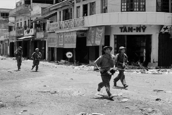 Quân giải phóng tiến vào giải phóng thị xã Quảng Trị. Ảnh: Tư liệu TTXVN