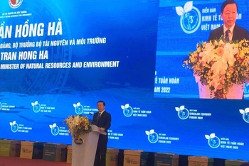 Bộ trưởng Tài nguyên và Môi trường Trần Hồng Hà phát biểu tại hội nghị. 