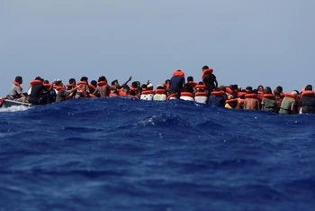 Người di cư lênh đênh trên hành trình nguy hiểm vượt biển Địa Trung Hải đến châu Âu. (Ảnh minh họa: REUTERS)