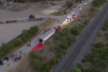 Hiện trường phát hiện thi thể người nhập cư trong xe thùng đầu kéo ở San Antonio, bang Texas, Mỹ, ngày 27/6 vừa qua. (Ảnh: THX/TTXVN)
