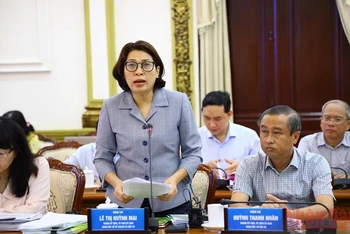 Giám đốc Sở Kế hoạch và Đầu tư Thành phố Hồ Chí Minh báo cáo tình hình kinh tế-xã hội tại hội nghị. 