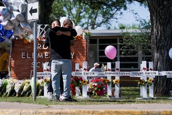 Tưởng niệm những nạn nhân thiệt mạng trong vụ xả súng hàng loạt ngày 24/5/2022 tại Trường tiểu học Robb ở Uvalde, Texas, Mỹ. (Ảnh: REUTERS)