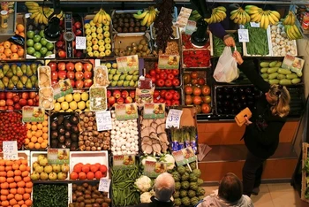 Người dân mua rau quả tại chợ thực phẩm ở Seville, miền nam Tây Ban Nha. (Ảnh: Reuters)