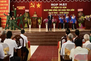 Biểu diễn văn nghệ ca ngợi nhà cách mạng Châu Văn Liêm tại buổi họp mặt.