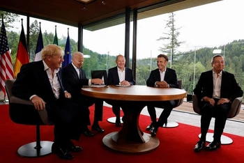 Thủ tướng Đức Olaf Scholz (giữa) cùng các lãnh đạo các nước G7 tại Hội nghị thượng đỉnh G7 ở lâu đài Elmau, Đức, ngày 28/6/2022. (Ảnh: REUTERS)