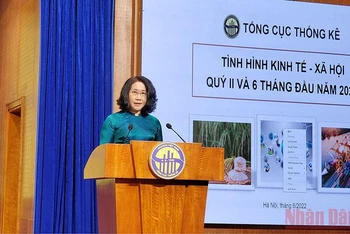 Tổng cục trưởng Tổng cục Thống kê Nguyễn Thị Hương tại cuộc họp báo ngày 29/6. 