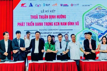 Đại diện Tập đoàn Sao Đỏ ký kết thỏa thuận định hướng phát triển xanh với các doanh nghiệp trong Khu công nghiệp Nam Đình Vũ. 
