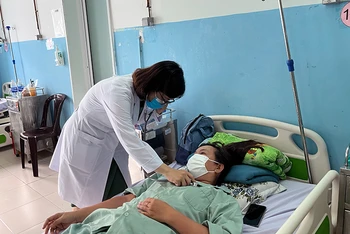 Bệnh nhân sốt xuất huyết điều trị tại Bệnh viện đa khoa khu vực Hóc Môn. (Ảnh: Mạnh Hảo)