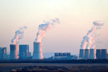 Khí thải CO2 thoát ra từ một nhà máy điện ở Nochten, Đức ngày 22/3/2022. (Ảnh: Reuters)
