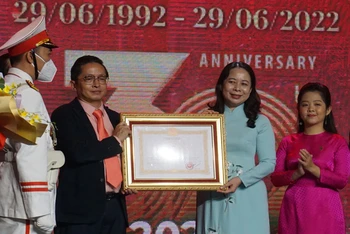 Phó Chủ tịch nước Võ Thị Ánh Xuân trao Huân chương Lao động hạng Nhất cho Công ty cổ phần Tập đoàn CT Group.