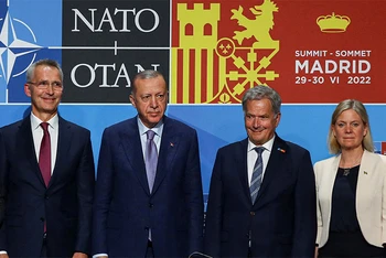 Tổng Thư ký NATO Jens Stoltenberg, Tổng thống Thổ Nhĩ Kỳ Tayyip Erdogan, Tổng thống Phần Lan Sauli Niinisto và Thủ tướng Thụy Điển Magdalena Andersson tham gia hội nghị thượng đỉnh NATO tại Madrid, ngày 28/6. (Ảnh: Reuters)