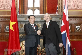 Chủ tịch Quốc hội Vương Đình Huệ và Chủ tịch Hạ viện Anh Lindsay Hoyle chụp ảnh chung. (Ảnh: Doãn Tấn/TTXVN)