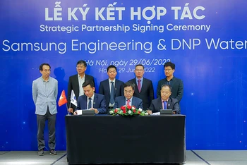 Lễ ký kết trở thành cổ đông chiến lược của Samsung Engineering và DNP Water. Ảnh: NGUYỄN TRUNG