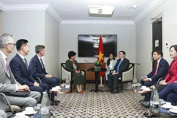 Chủ tịch Quốc hội Vương Đình Huệ tiếp lãnh đạo Tập đoàn bảo hiểm Prudential do bà Shriti Vadera, Chủ tịch Tập đoàn, làm Trưởng đoàn.