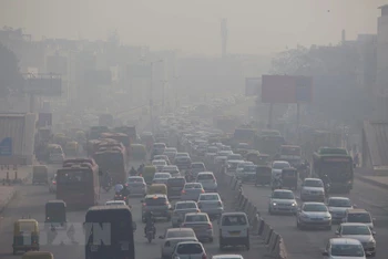 Khói mù ô nhiễm bao phủ dày đặc tại New Delhi, Ấn Độ. (Nguồn: AFP/TTXVN)