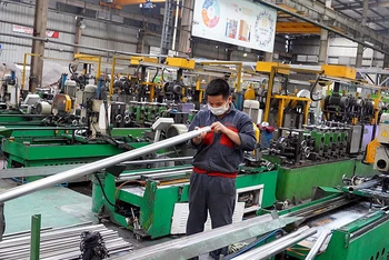 Dây chuyền sản xuất ống, hộp i-nốc tại Công ty cổ phần quốc tế Sơn Hà, Khu công nghiệp thị trấn Phùng, huyện Đan Phượng, Hà Nội. (Ảnh ĐĂNG DUY)