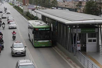 Hiệp hội vận tải hành khách công cộng thành phố Hà Nội đề xuất tiếp tục dành làn đường riêng cho xe buýt nhanh.