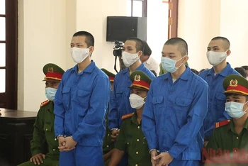Các bị cáo liên quan đến vụ Tịnh thất Bồng Lai tại phiên tòa xét xử sơ thẩm. 