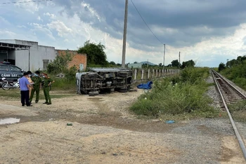 Vị trí tai nạn tại Km05+900 tuyến đường sắt thuộc khu gian Phan Thiết-Bình Thuận, giao nhau với đường ngang dân sinh thuộc địa bàn xã Hàm Hiệp, huyện Hàm Thuận Bắc.