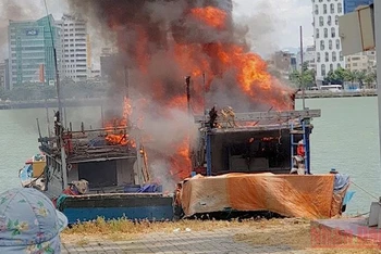 Ngọn lửa bốc cháy trên tàu cá neo đậu trên sông Hàn giữa trưa 30/6.