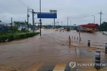 Một tuyến đường ở tỉnh Gyeonggi bị ngập trong ngày 30/6. (Ảnh: Yonhap)