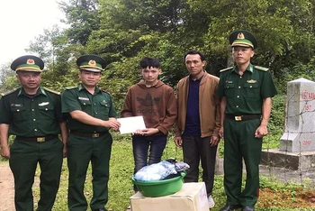 Bộ đội Biên phòng Sơn La tặng quà hỗ trợ em Lường Văn Sặn tại cột Mốc 187.