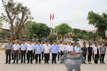 Lãnh đạo tỉnh Hưng Yên dâng hương tưởng niệm Tổng Bí thư Nguyễn Văn Linh.