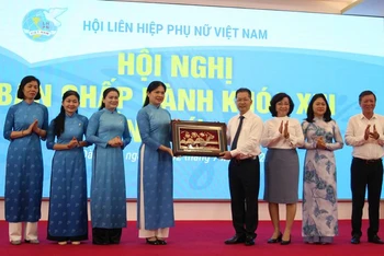 Đồng chí Nguyễn Văn Quảng tặng quà Hội Liên hiệp Phụ nữ Việt Nam.