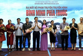 Lãnh đạo tỉnh Bắc Ninh tặng hoa cho Đoàn làm phim “Bình minh phía trước”.